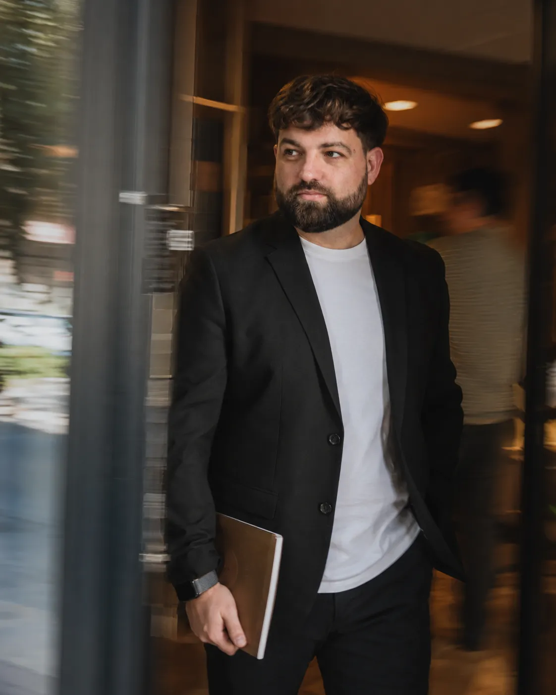 Jesús Pérez entrando en un negocio