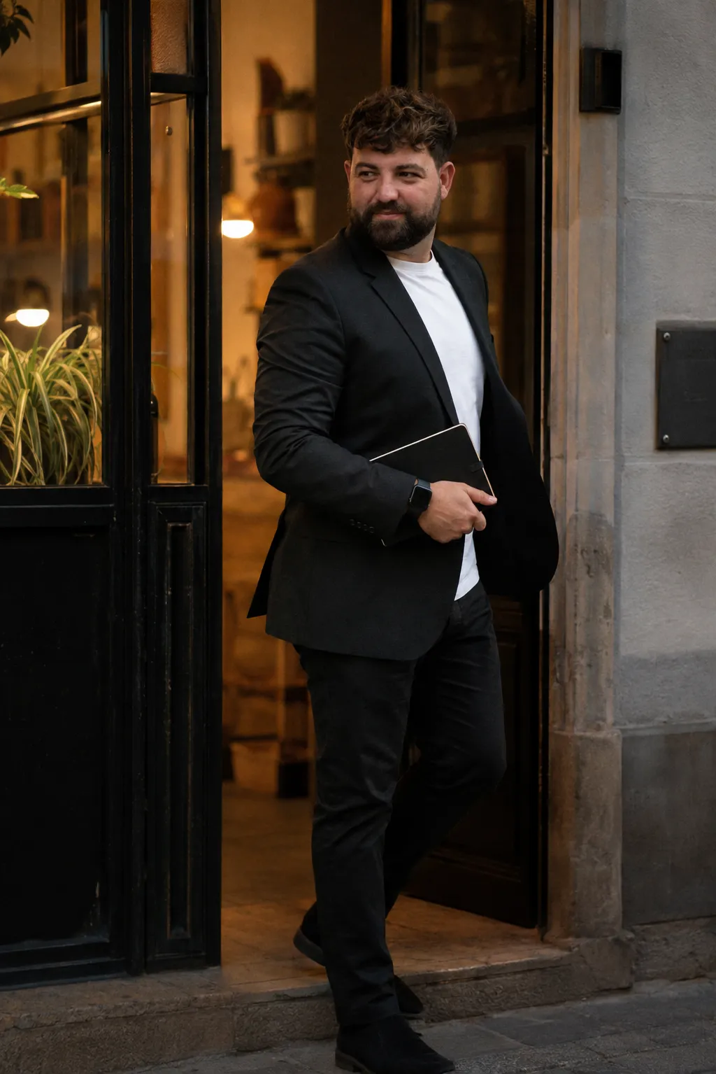 Jesús Pérez saliendo de un negocio